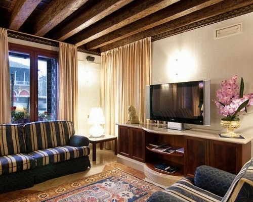 Foscari Palace image 17